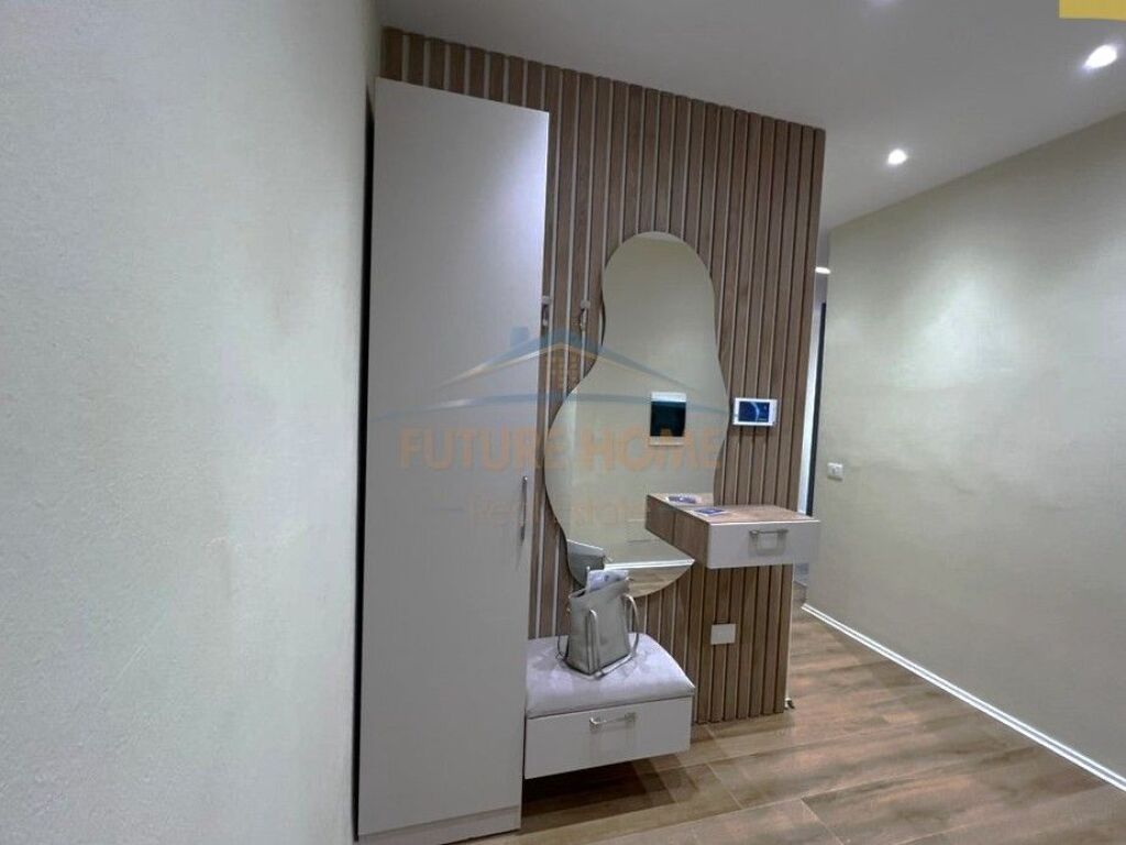 Shitje, Apartament 1+1,Galeria Roma , Rruga e Kavajes, Tirane !