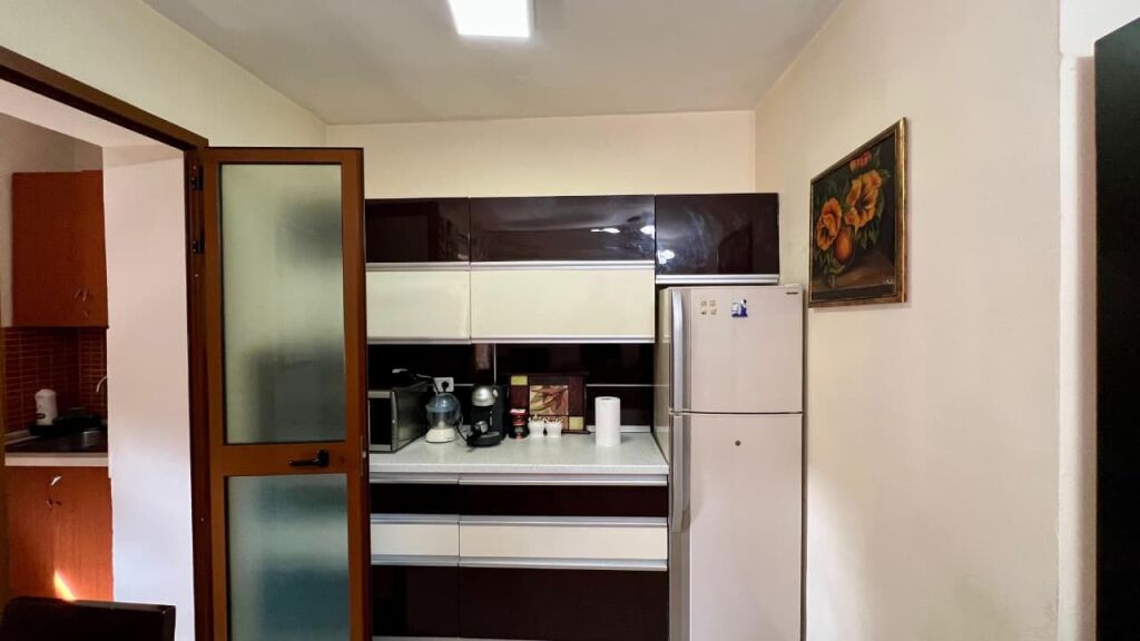 In Affitto: Appartamento 1+1 📍Brryl (Lato Boulevard) – 45.000 Lek – 60m² – 2° Piano || Accesso Rapido ai Punti Principali di Tirana 🚀