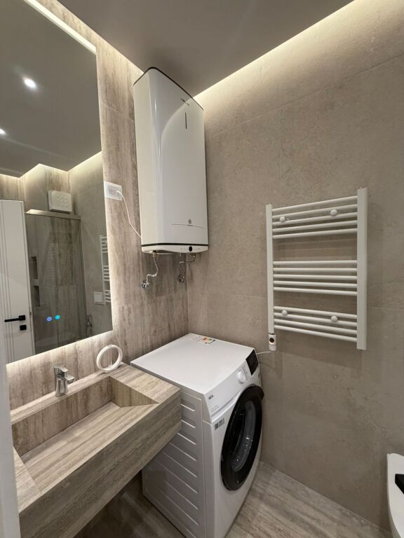 *Jepet  2+1+2+post parkimi tek Mine Peza*