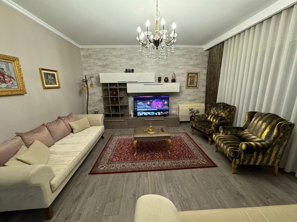 Apartament 2+1 me qera tek Kinema 17 Nentori prane Rruges se Barrikadave