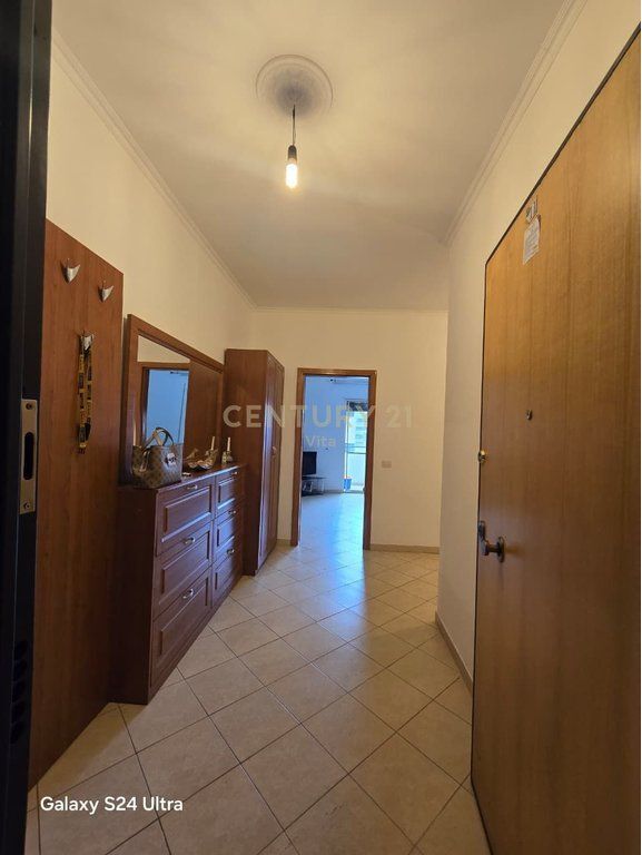 Apartament 2+1 me Garazh për Qira në Qendër !