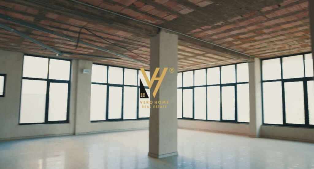 LOCALE COMMERCIALE DI 1.100 M2 IN AFFITTO AL KRISTAL CENTER 11.000 EURO