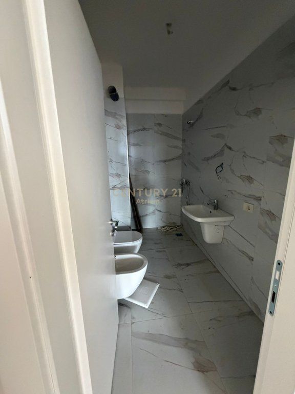 JAPIM APARTAMENT 3+1 ME POST PARKIMI ME QIRA TEK MINE PEZA