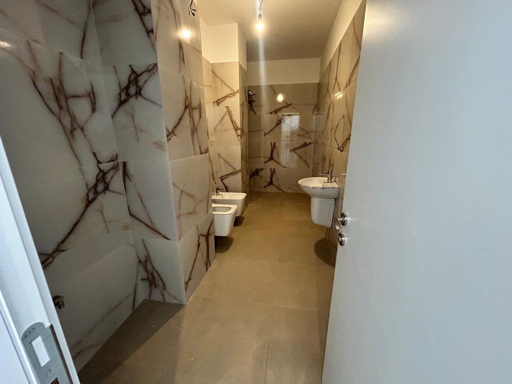 Jepet me qira apartament 2+1+2 me sipërfaqe totale 138.7 m² dhe verandë 27 m², në qendër të Tirana.