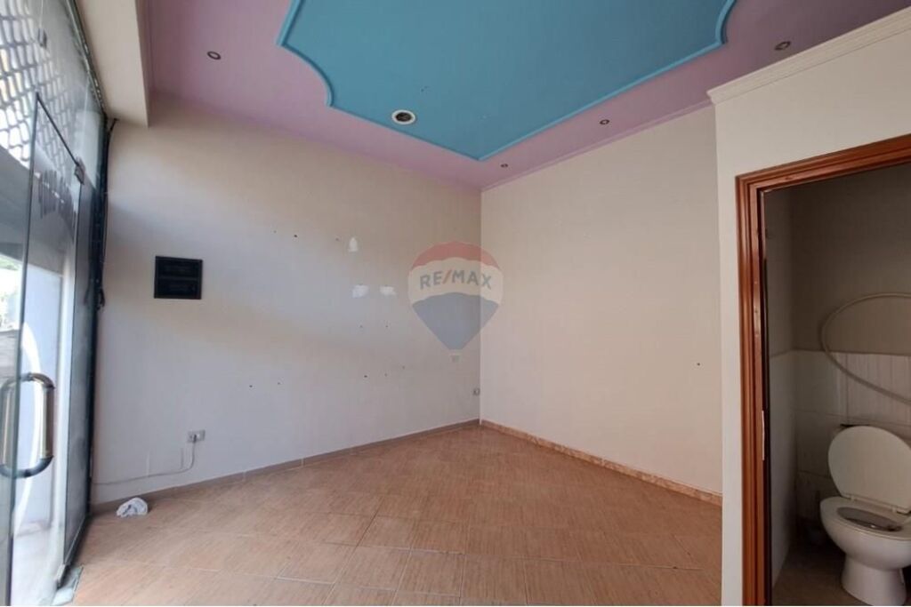 Dyqan në Shitje Pranë Bashkisë Vlorë, me Fasadë nga Sheshi Kryesor