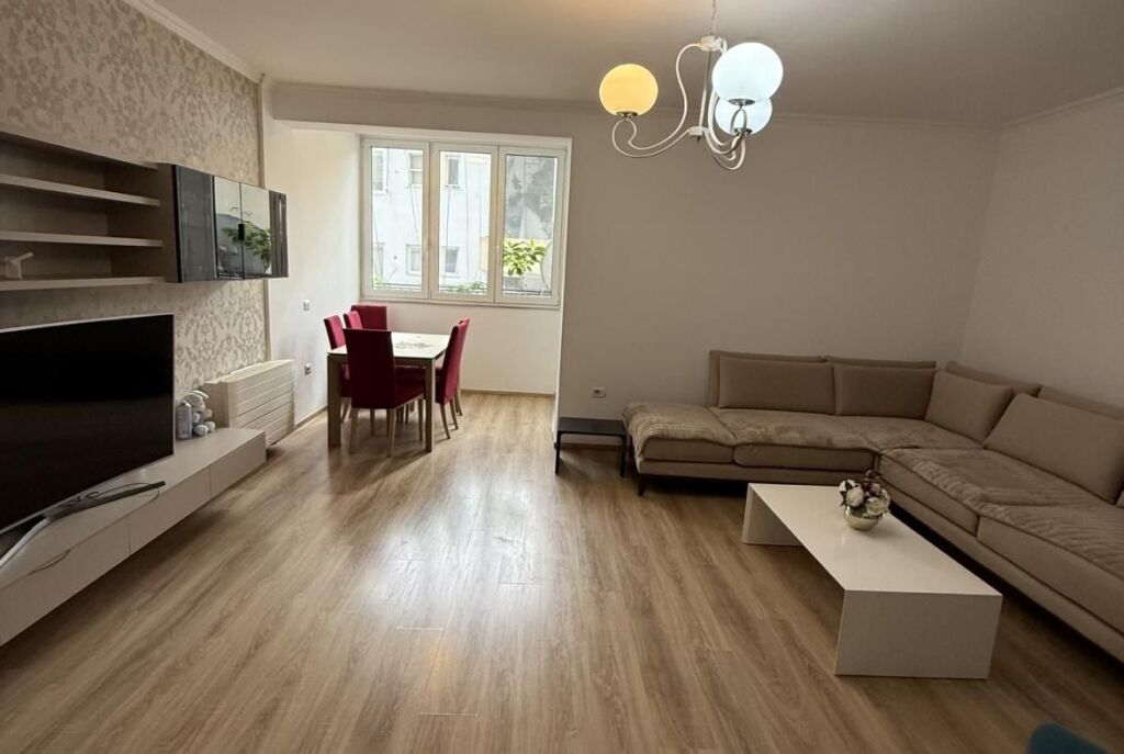 Ne Qender, Jepet Me Qira Apartament Ideal për Banim ose Zyra!