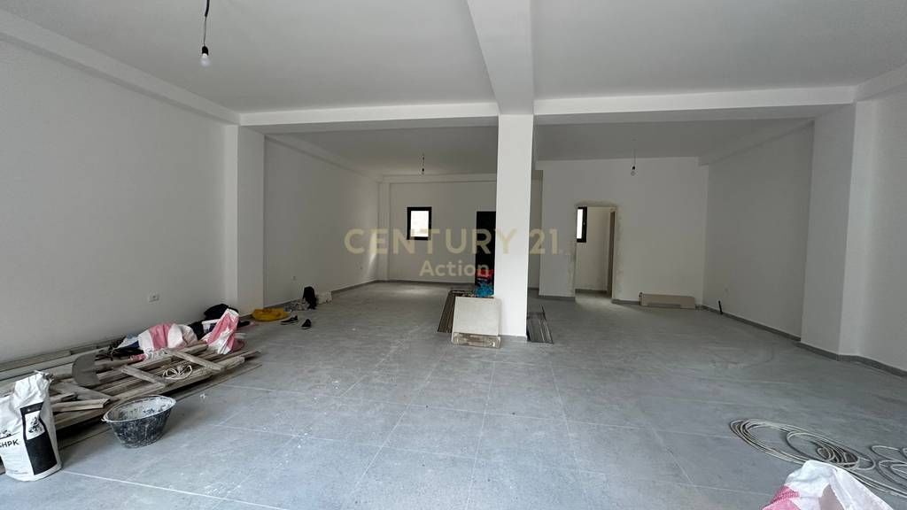 Vendesi commerciale in vendita vicino all'Hotel “Mondial”.