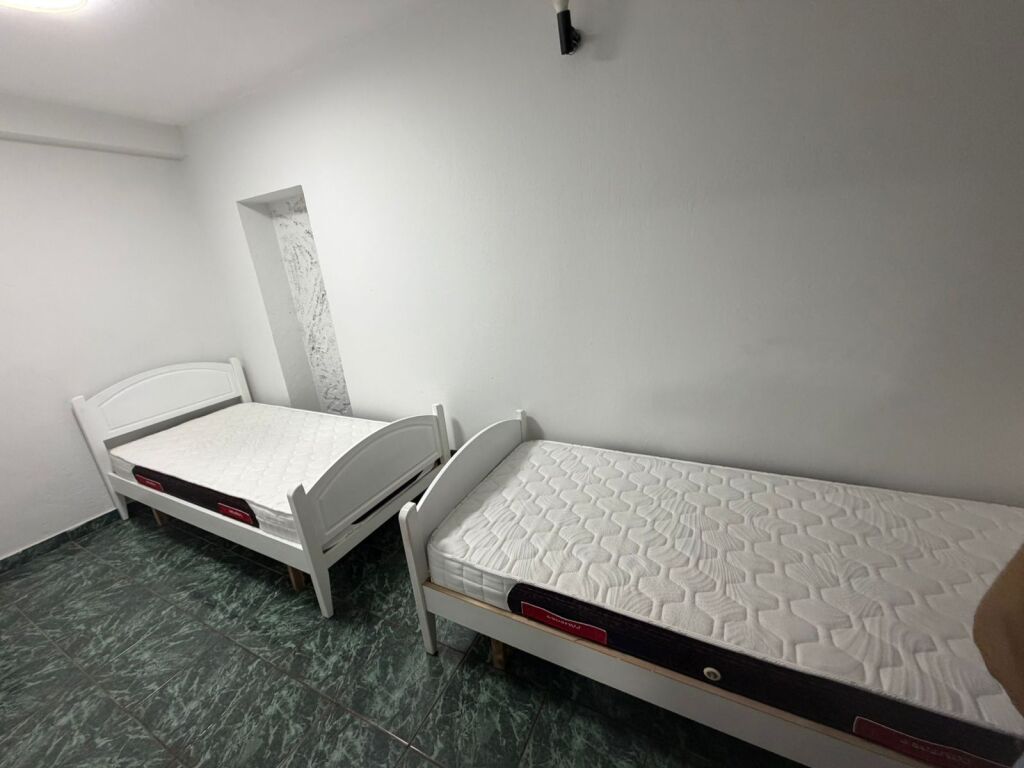 Jepet me qera 2+1 mobiluar te Mine Peza 600 eu