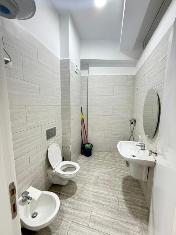 Zyre Me Qera TeK Komuna e Parisit ( ID BZ2837 ) Tirane