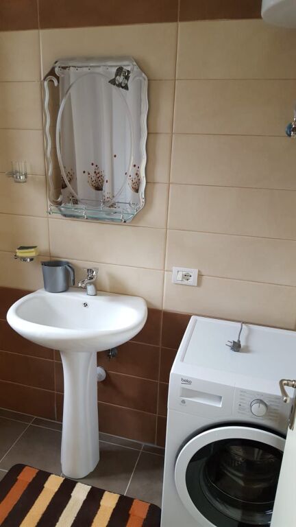 Jepet Apartament 2+1 me Qira në Fresk !