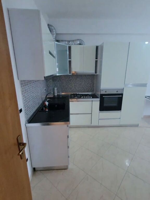 🏡 Appartamento 2+1+2 in Vendita – Durazzo 📍 Via Pavaresia 🌊 Solo 200 m dal mare