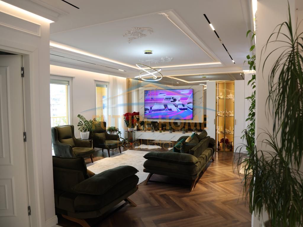 Shitet, Apartament 4+1+3+2Poste Parkimi, Rezidenca "EURO 3D", Tiranë.