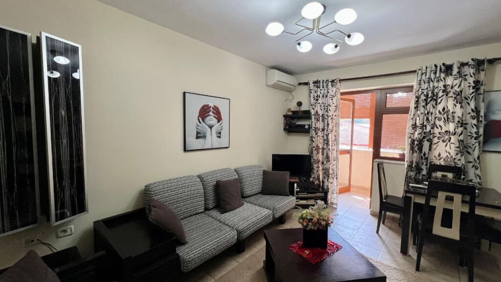 In Affitto: Appartamento 1+1 📍Brryl (Lato Boulevard) – 45.000 Lek – 60m² – 2° Piano || Accesso Rapido ai Punti Principali di Tirana 🚀