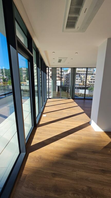 Ambient zyre me parkim per qira te Lake View, administrim i perfshire