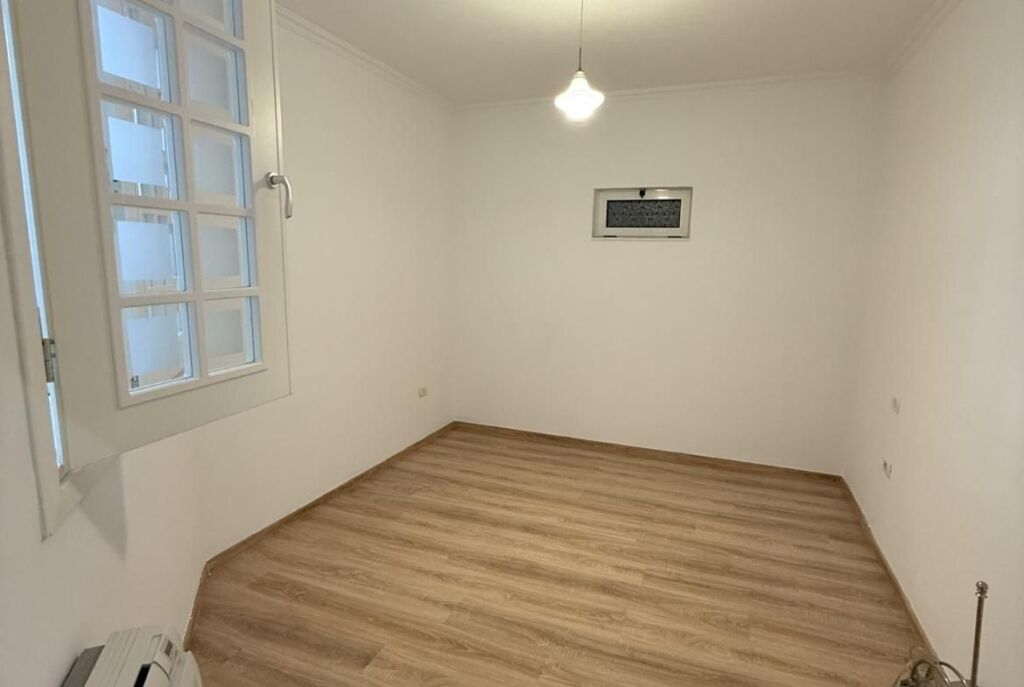 Ne Qender, Jepet Me Qira Apartament Ideal për Banim ose Zyra!
