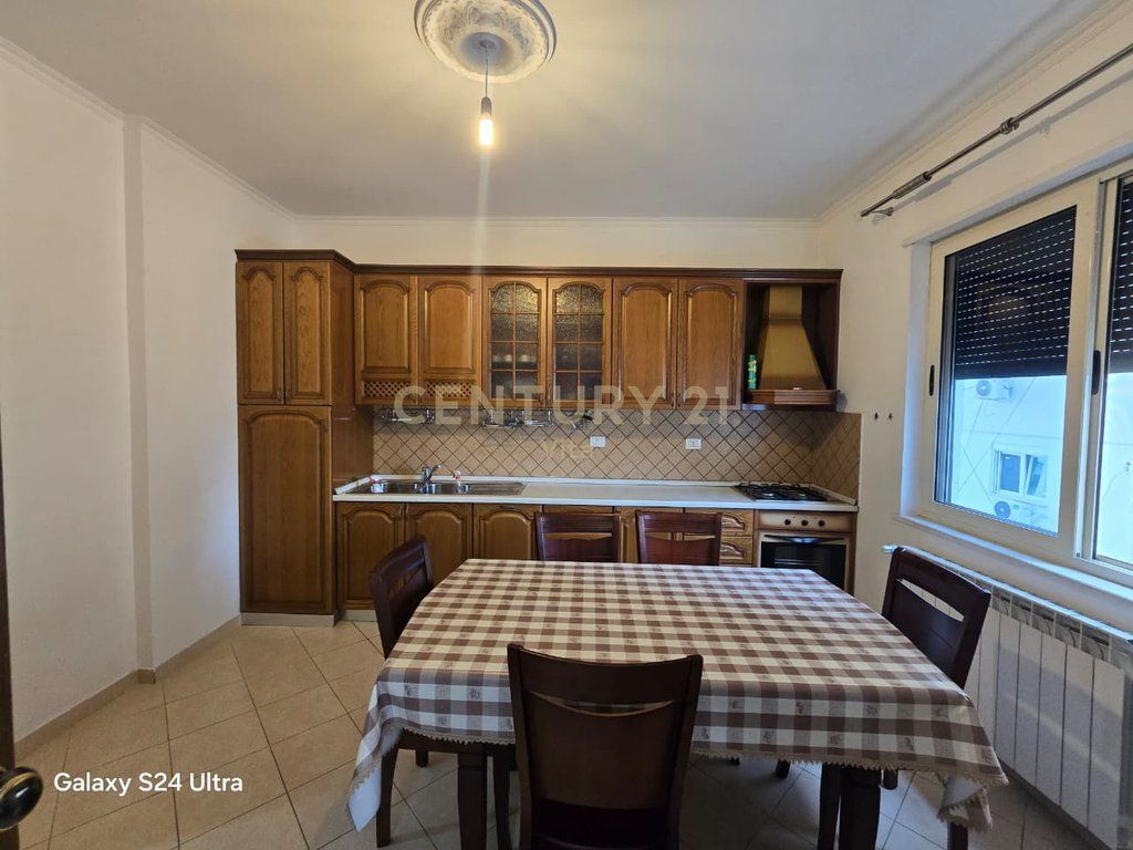 Apartament 2+1 me Garazh për Qira në Qendër !