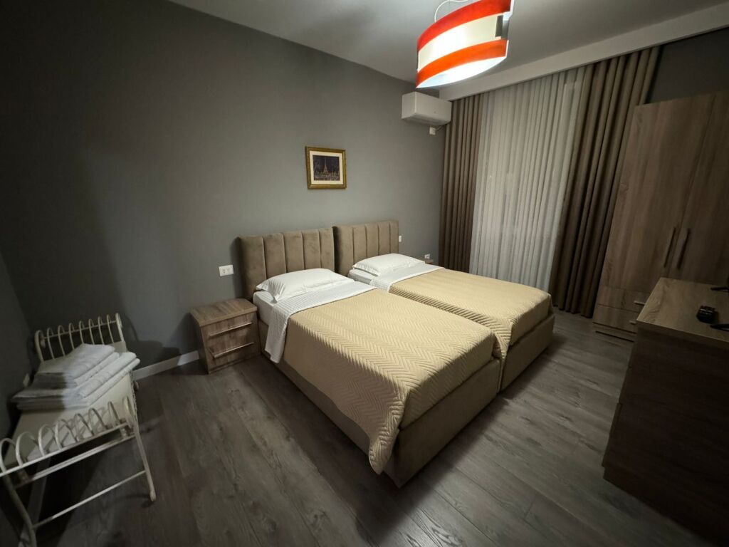 Apartament 2+1 me qera tek Kinema 17 Nentori prane Rruges se Barrikadave