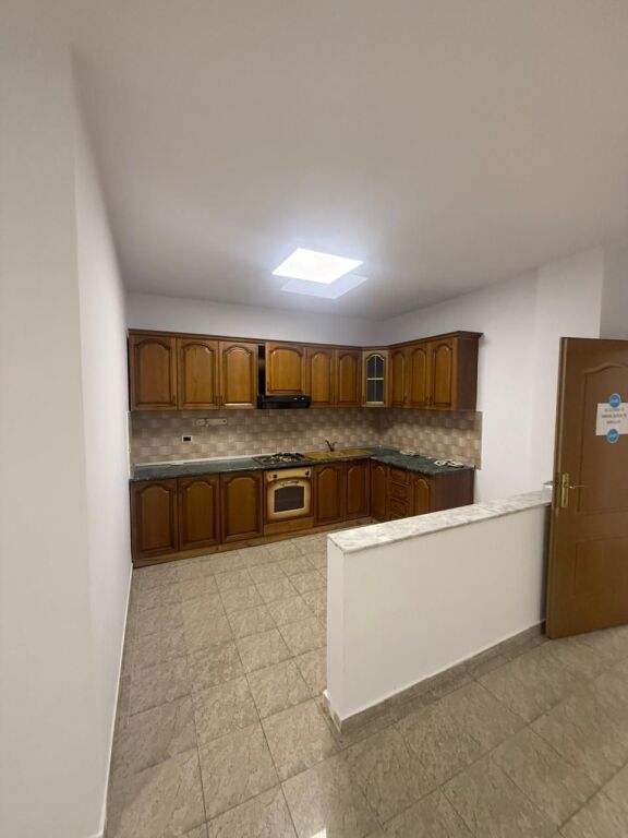 Ish-Bllok, Zyre per Qera - 2+1+2