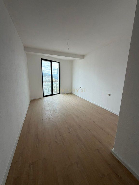 JAPIM APARTAMENT 3+1 ME POST PARKIMI ME QIRA TEK MINE PEZA