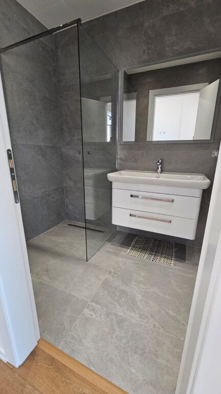 Ambient zyre me parkim per qira te Lake View, administrim i perfshire