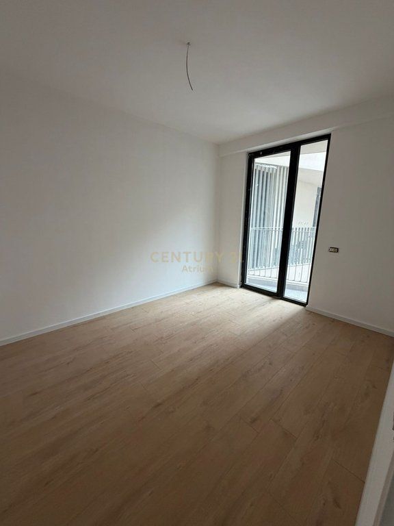 JAPIM APARTAMENT 3+1 ME POST PARKIMI ME QIRA TEK MINE PEZA