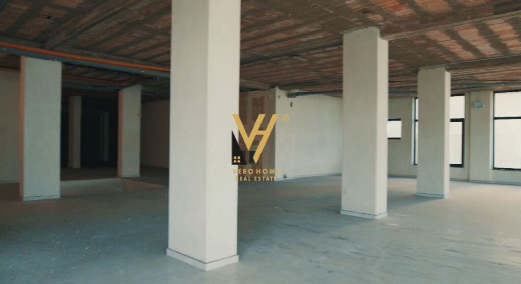 LOCALE COMMERCIALE DI 1.100 M2 IN AFFITTO AL KRISTAL CENTER 11.000 EURO