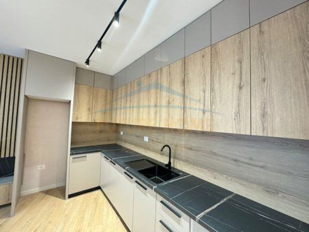 Shitet, Apartament 2+1+2, Unaza e Re