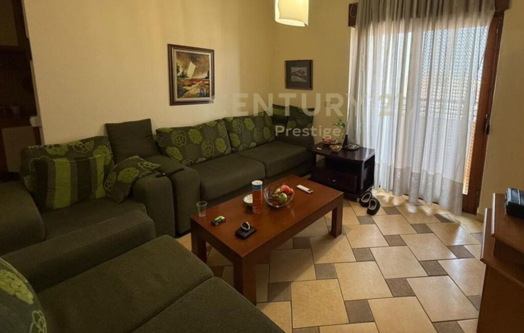 Shitet apartament 2+1+2