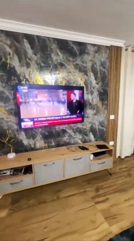 🏢Nella zona del 5 Maggio, vicino alla scuola “Ardian Klosi” si affitta appartamento 1+1+posto auto, arredato 50.000 Lek