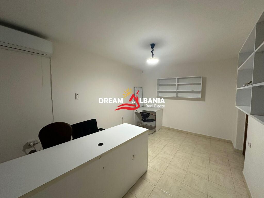Jepet Zyre ( Apartament 2+1 ) me qera ne Rrugen E Kavajes prane Tirana Garden Building ( ID 42611409 )