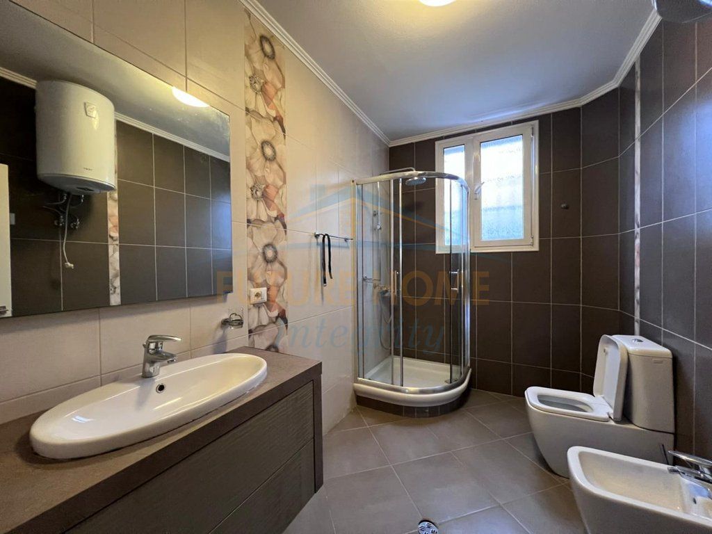 Qera, Shtëpi Private 2-Katëshe, Porcelan