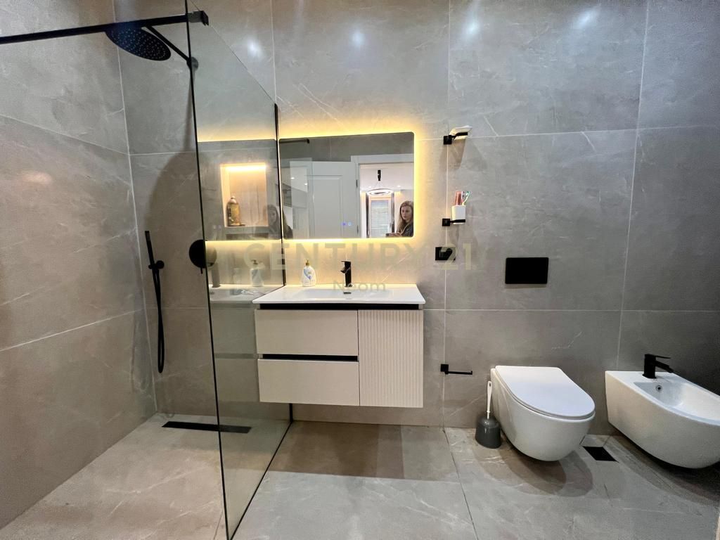 Rent, Kodra e Diellit, Modern Apartment 3+1+2 with Parking Space