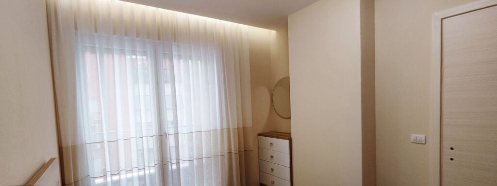 Jepet me qera Apartamenti 1+1 , rruga Petrela Stacioni i Trenit 700 Mije leke