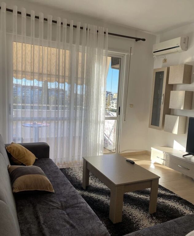 1+1,arredato vicino al giardino botanico,sulla strada,750 euro