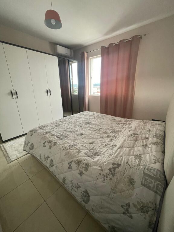 Jepet me qera Apartamenti 2+1 , ne Qender te Kamzes prane BKT 450 Mije leke