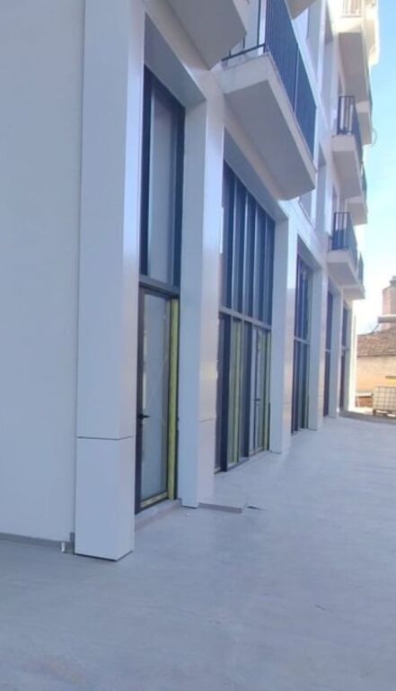 Jepet me qera ambient komercial