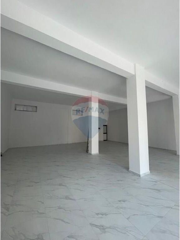 Dyqan me qira – Fusha Ali Demi, Tiranë