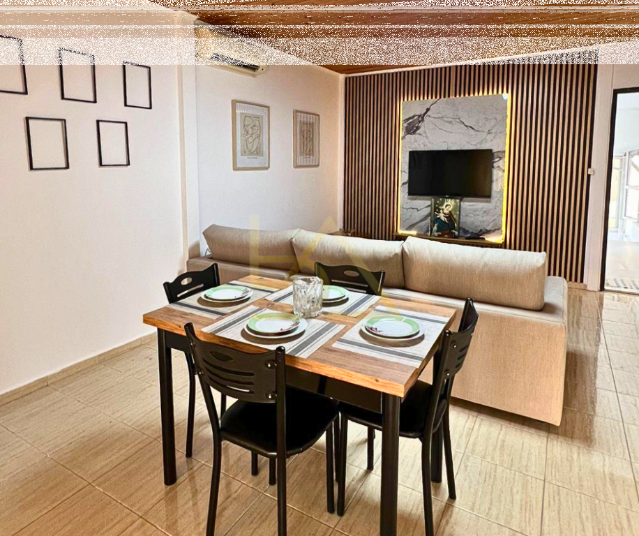 Shitet Papafingo me Pamje nga Deti – Sarandë