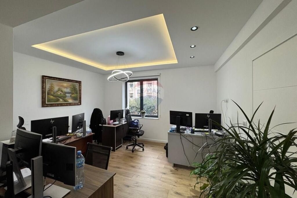 Apartment - For Rent - Zogu I Boulevard, Tirana