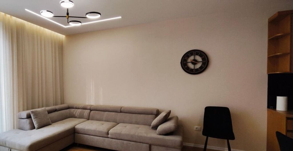 Jepet me qera Apartamenti 1+1 , rruga Petrela Stacioni i Trenit 700 Mije leke