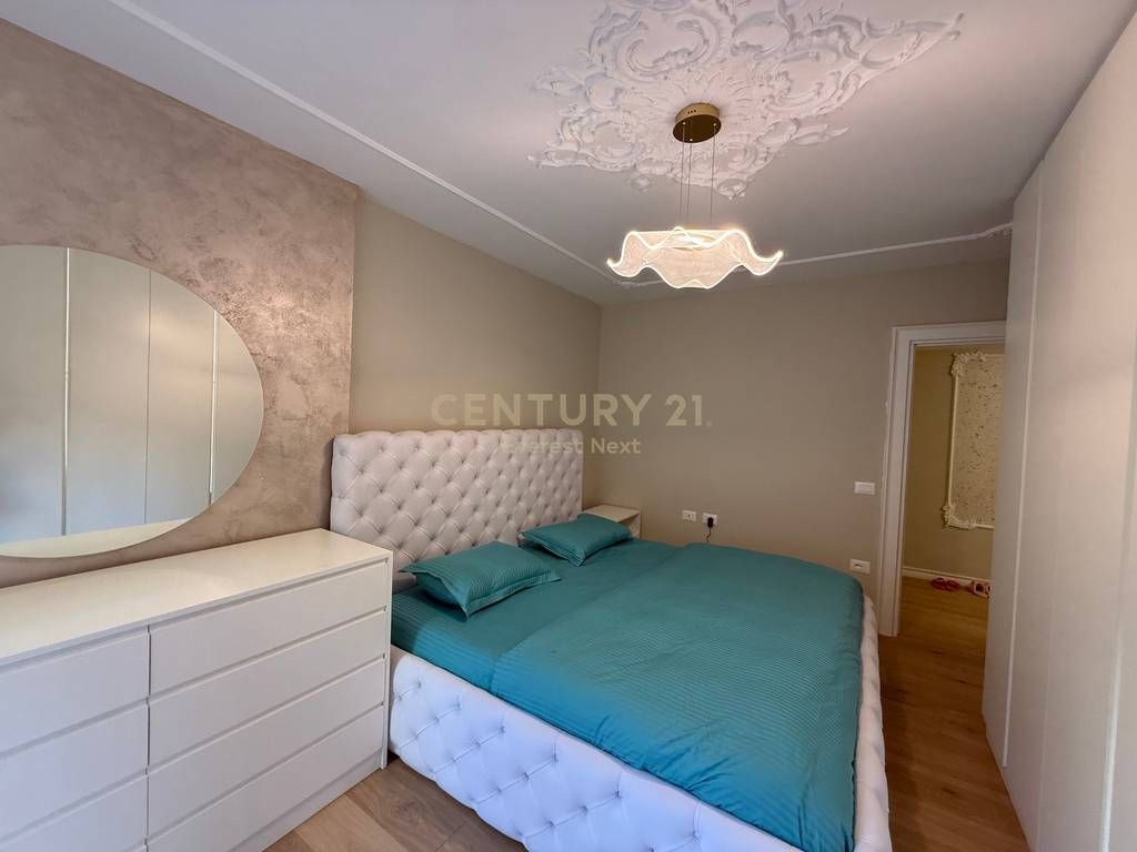 Shitet apartament luksoz 2+1+2 me 2 poste parkimi në qendër të Tirana