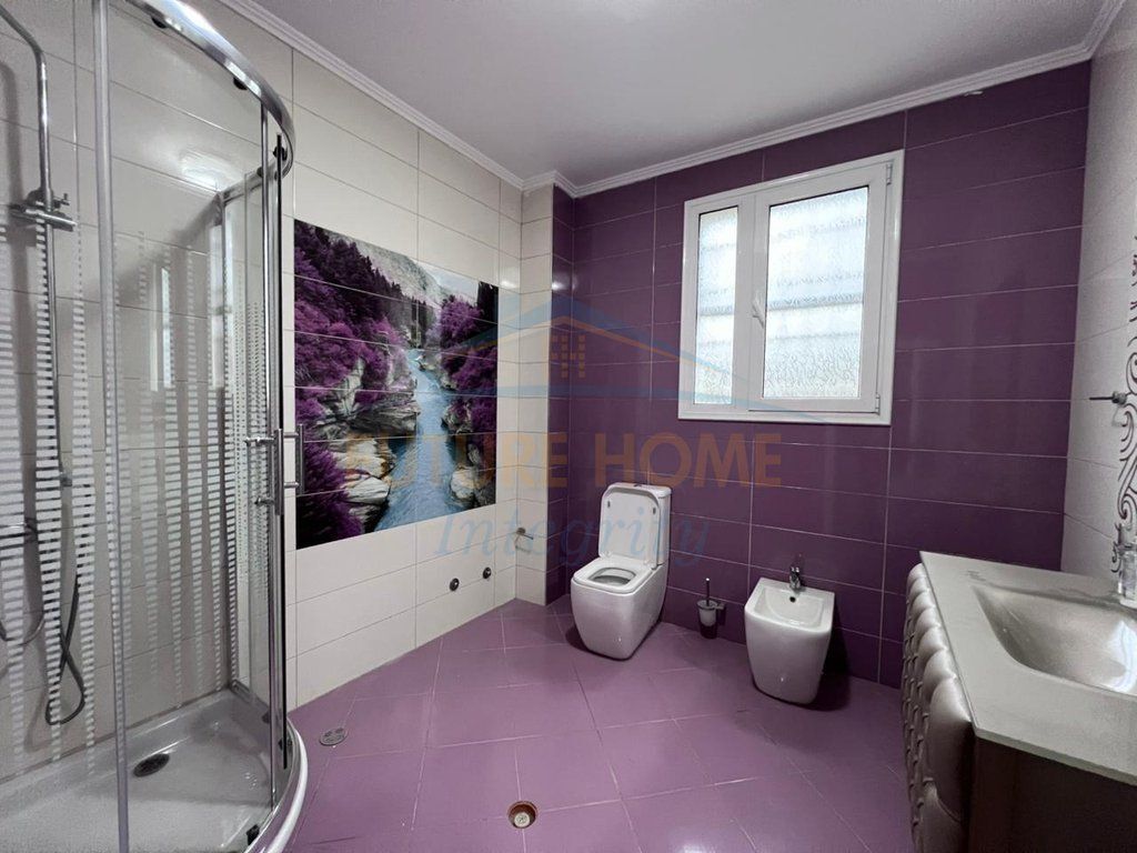 Qera, Shtëpi Private 2-Katëshe, Porcelan