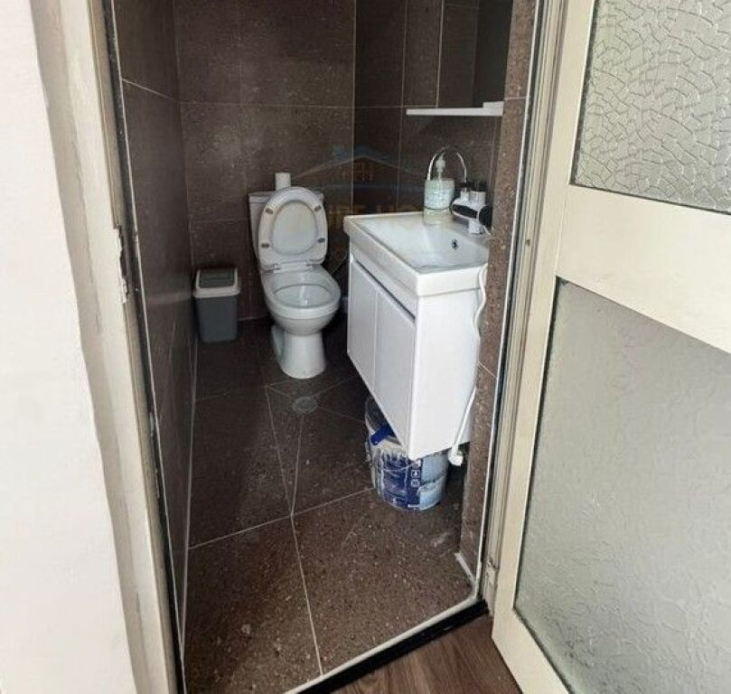 Shitet, Ambient Biznesi, Laprake.