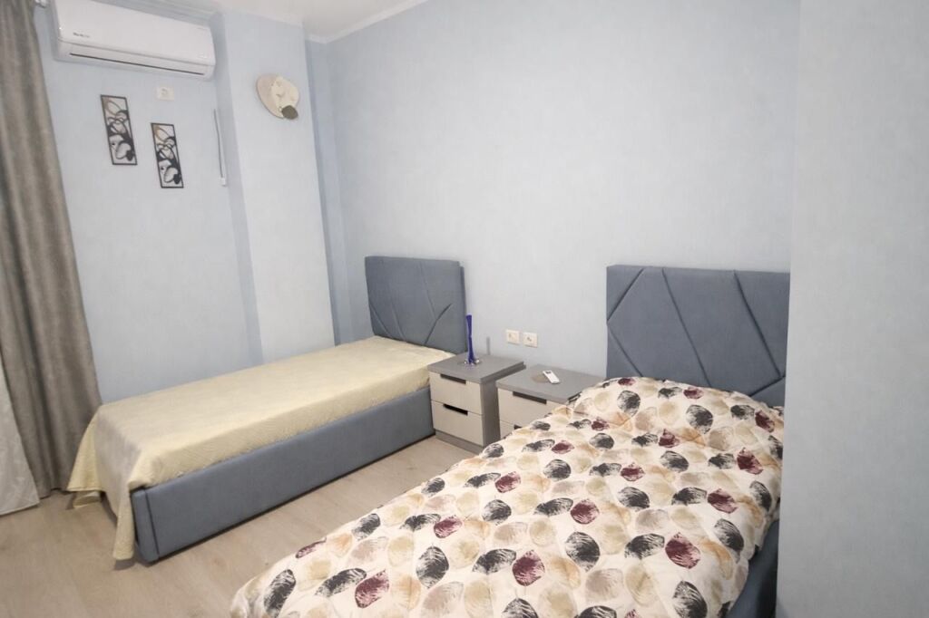 Apartament me qera buze shetitore Taulantia me pamje ballore deti ,1,000 euro / muaj