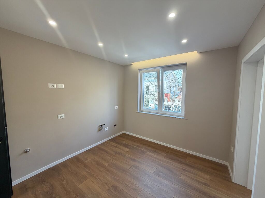 Shitet Apartament 1+1, Mine Peza