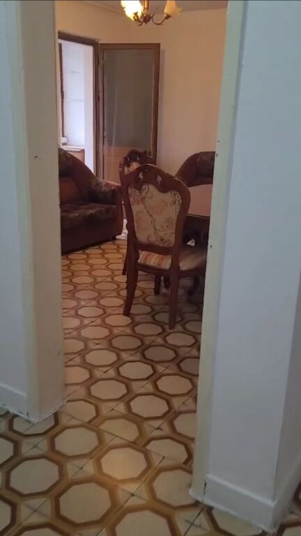 Jrpet  me qera apartament  3+1 afer shkolles Vasil Shanto