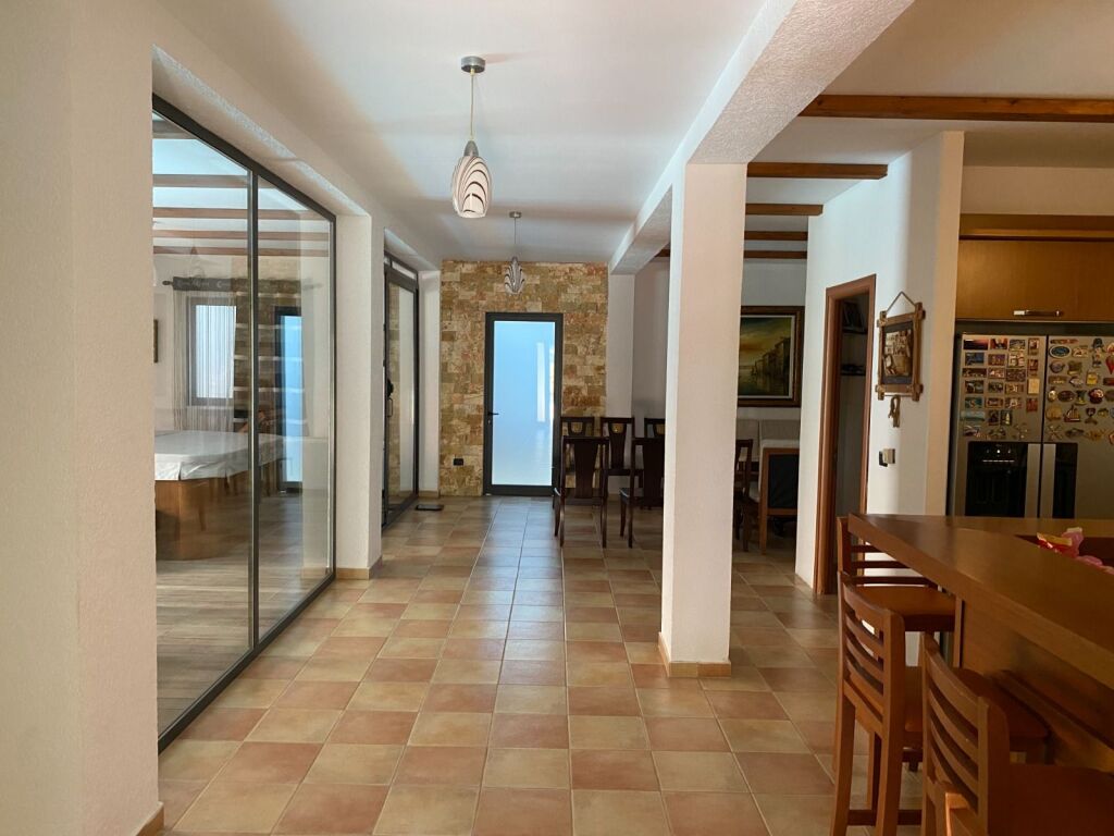 Shitet Hotel 3 katesh Ne Shkallnur Durres