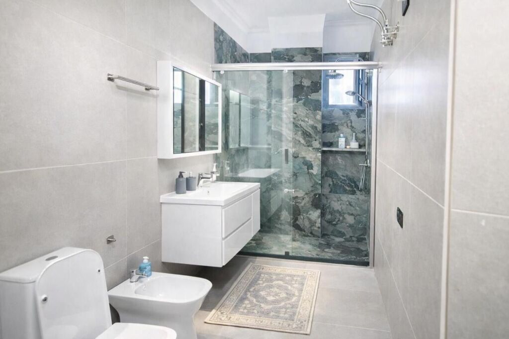 Apartament me qera buze shetitore Taulantia me pamje ballore deti ,1,000 euro / muaj