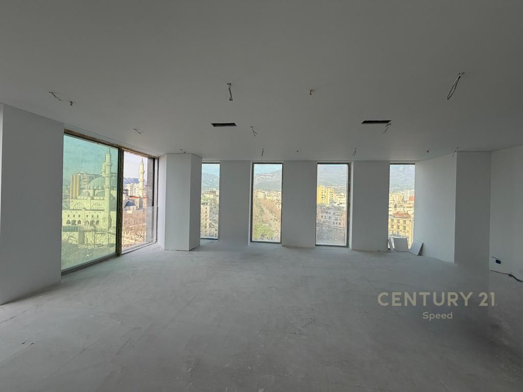 Jepet ambient komercial për qira tek Downtown One, në zemër të Tirana.