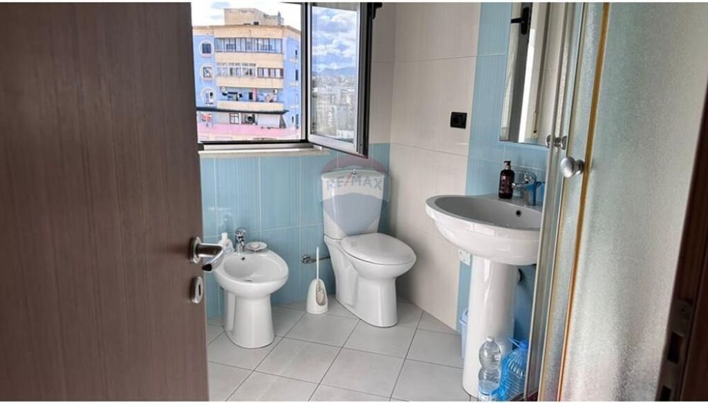 Apartament 1+1 me qira – Rruga Hoxha Tahsin, Pazari i Ri, Tiranë